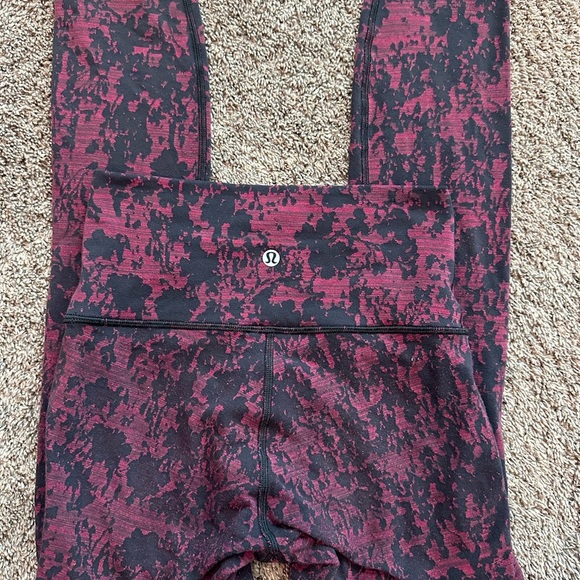 lululemon athletica Maroon and Black Wunder Under cropped sz 4 - Picture 2 of 3